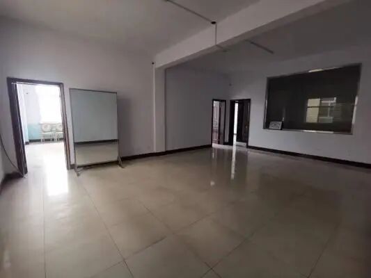 临街繁华中心路商铺出租 1.单层租金一万五，超底价！ 2.三楼四楼出租，一层面积（第 1 张）