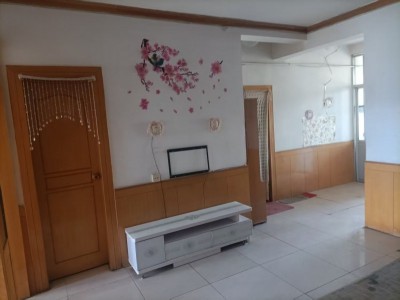 出租鞋帽厂家属院单元房，紧邻小博士幼儿园和新北关小学，有双气，家具齐全，三室两厅（第 1 张）