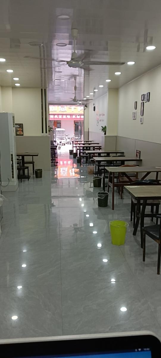 小吃街北段路东，旺铺转让96平米（第 1 张）