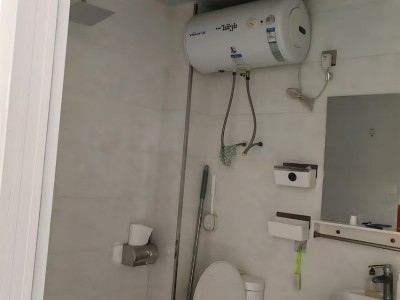 滨河花园出租六楼两室一厅领包入住价格不贵，随时看房，房东直租。（第 3 张）