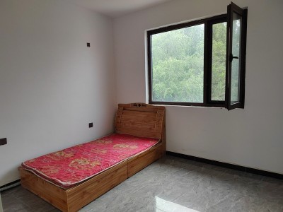 出租房屋出租站前路西自建房3楼，三室两厅一卫，配套齐全，紧邻站前路小学，火车站，（第 1 张）