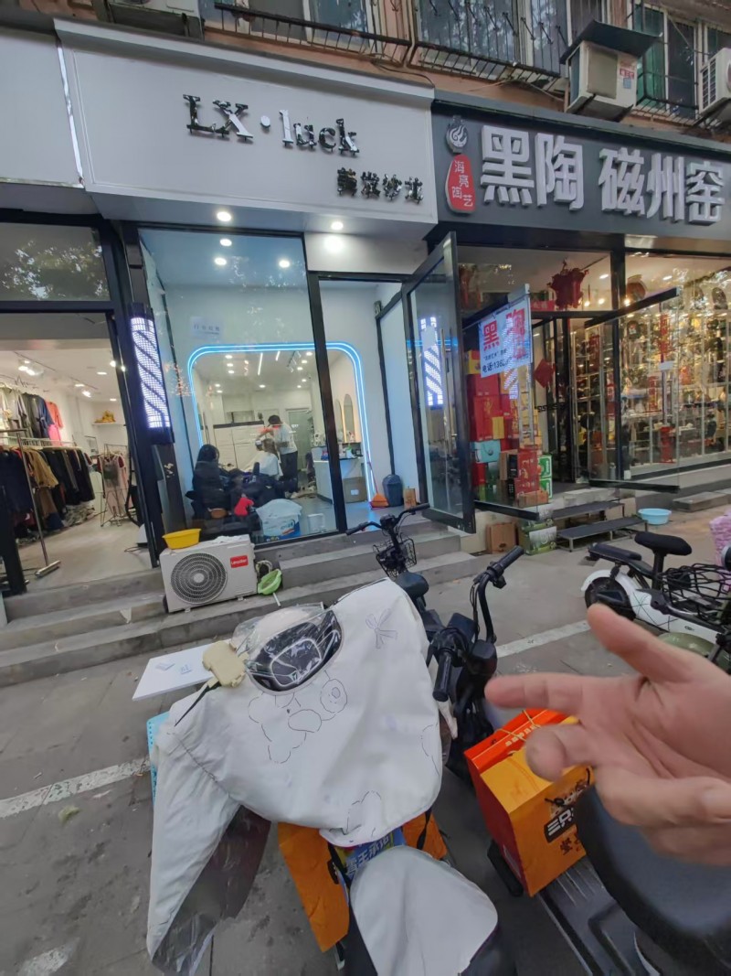 位于和平路与光明路交叉口西南角，磁州卤面南边路西门市出租，大概40平。有意向联系（第 1 张）
