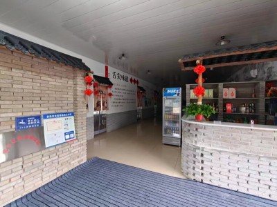 农村小破店，就俩菜，炖鸡128赠4个凉菜、花卷一份。炖嘎鱼138赠4个凉菜、花卷（第 5 张）