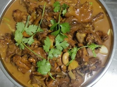 农村小破店，就俩菜，炖鸡128赠4个凉菜、花卷一份。炖嘎鱼138赠4个凉菜、花卷（第 6 张）