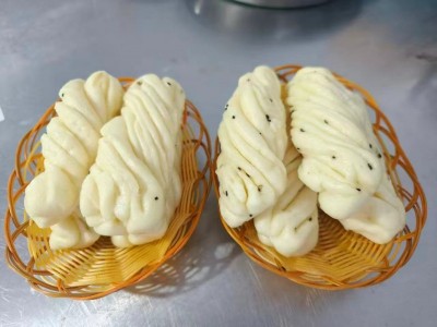 农村小破店，就俩菜，炖鸡128赠4个凉菜、花卷一份。炖嘎鱼138赠4个凉菜、花卷（第 9 张）