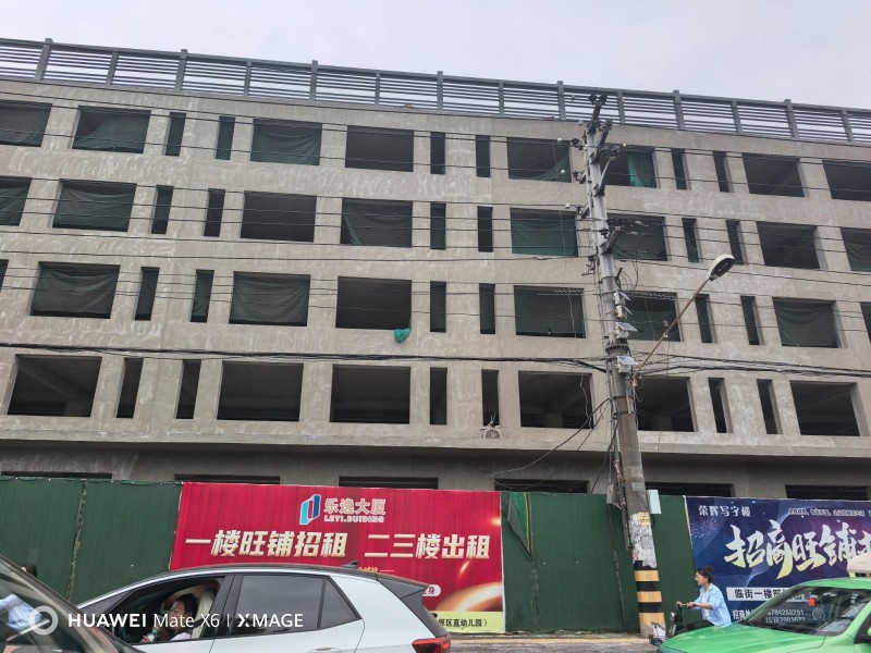美食林（梦园店）对面荣辉写字楼底商门市出租，面积95平。（第 1 张）