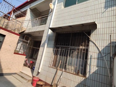 出租：两室一厅，水电齐全，独院，位置长春大道家多好超市墙北侧。（第 1 张）