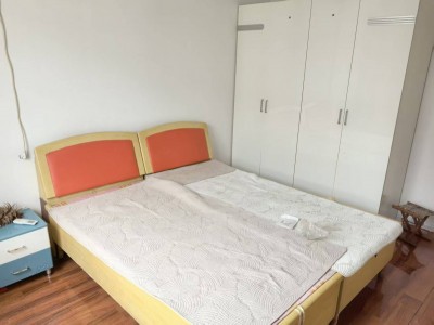 出租城南社区，三室两厅一厨一卫，领包入住，挨着大门近，另外出租城南社区车库 南北（第 4 张）