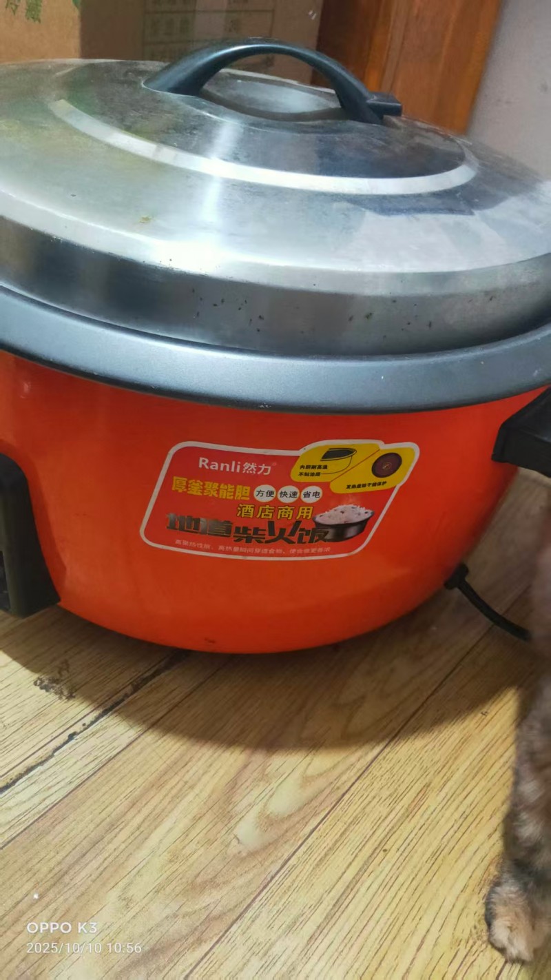 出售物品：商用
带工作台的冰柜，商用电蒸箱，电饭煲，灶，水池。（第 1 张）