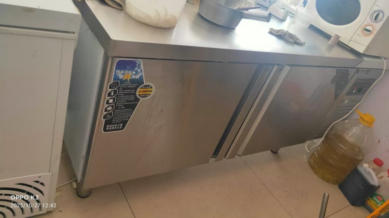 出售物品：商用
带工作台的冰柜，商用电蒸箱，电饭煲，灶，水池。（第 4 张）