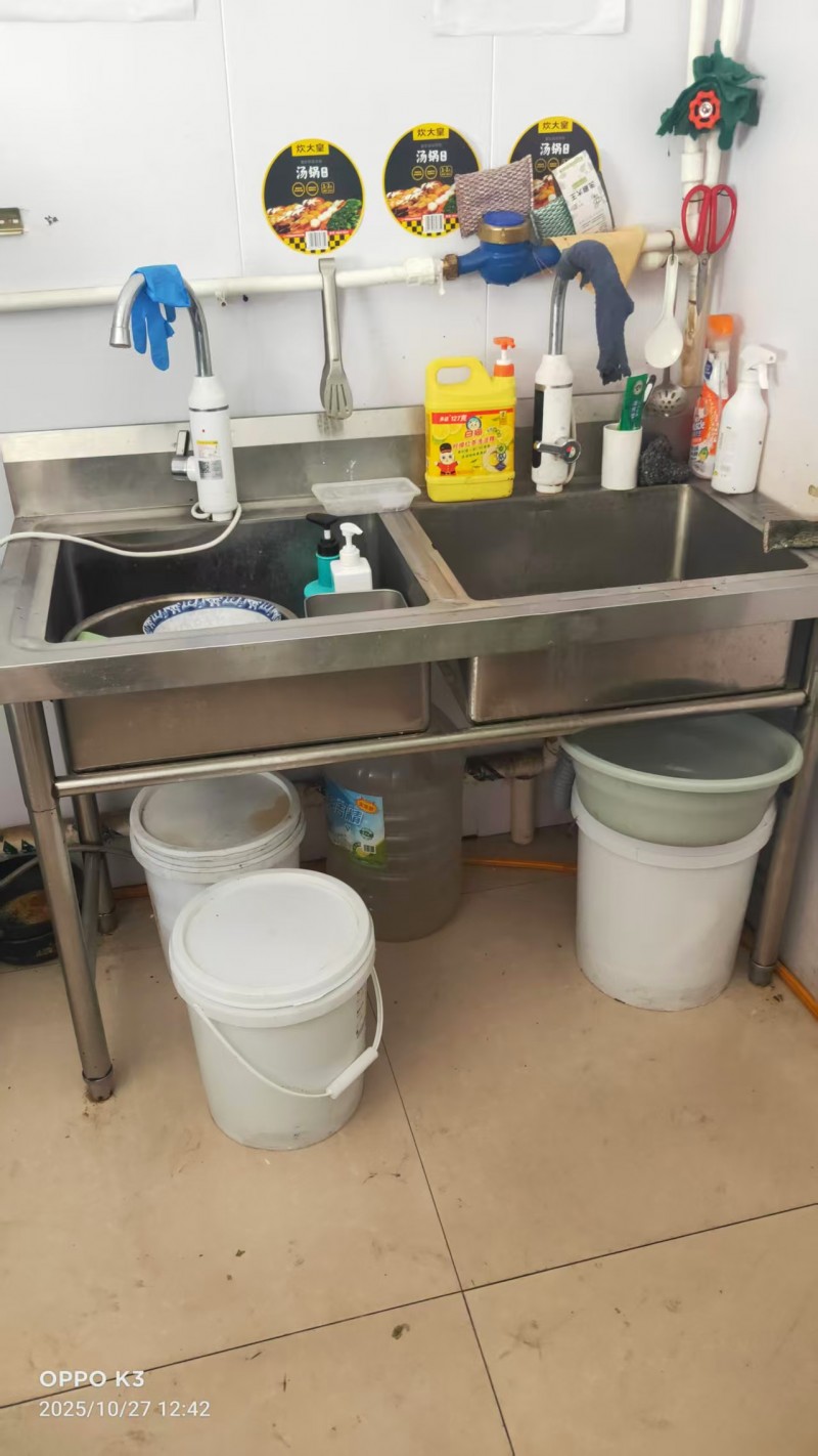出售物品：商用
带工作台的冰柜，商用电蒸箱，电饭煲，灶，水池。（第 5 张）