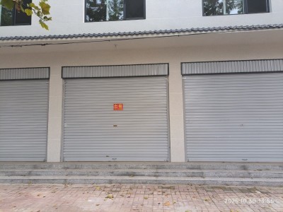 商铺出租，道东望派出所南行50米路东，面积300平方米，每平方米12元，两个门脸（第 1 张）