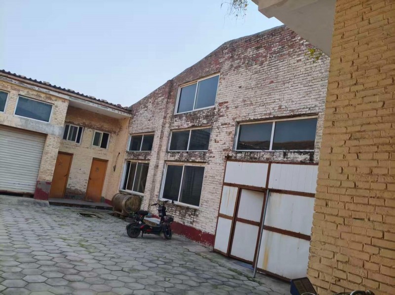 【邱县老石油公司厂房+宅基地】
北屋+厂房加起来约2亩，位置好，院子宽敞，适合（第 1 张）