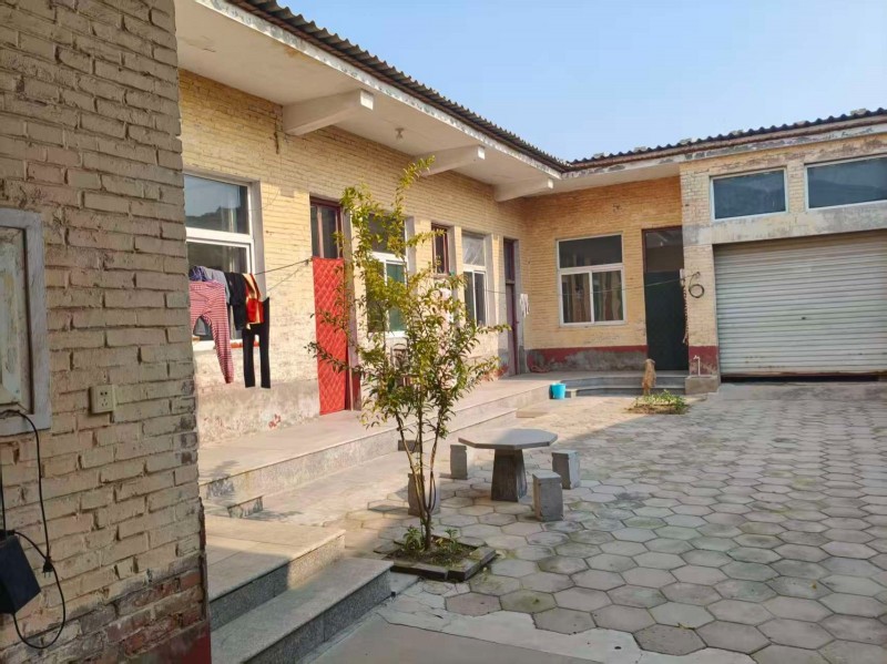 【邱县老石油公司厂房+宅基地】
北屋+厂房加起来约2亩，位置好，院子宽敞，适合（第 4 张）