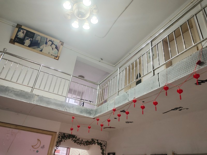 两层，前后两院，前院有单独灶台，水池，适合做快餐等餐饮小生意。
四室一厅两厨三（第 2 张）