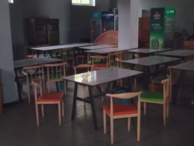磁县东环一快餐店低价转让或出租，600百多平，一共三层半，一楼大厅，二楼三楼各有（第 1 张）
