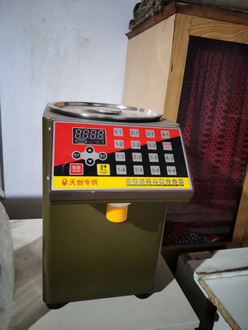 出售，封口机，操作台，热水器，热水机，消毒柜，灯，糖果机，制冰机。（第 4 张）