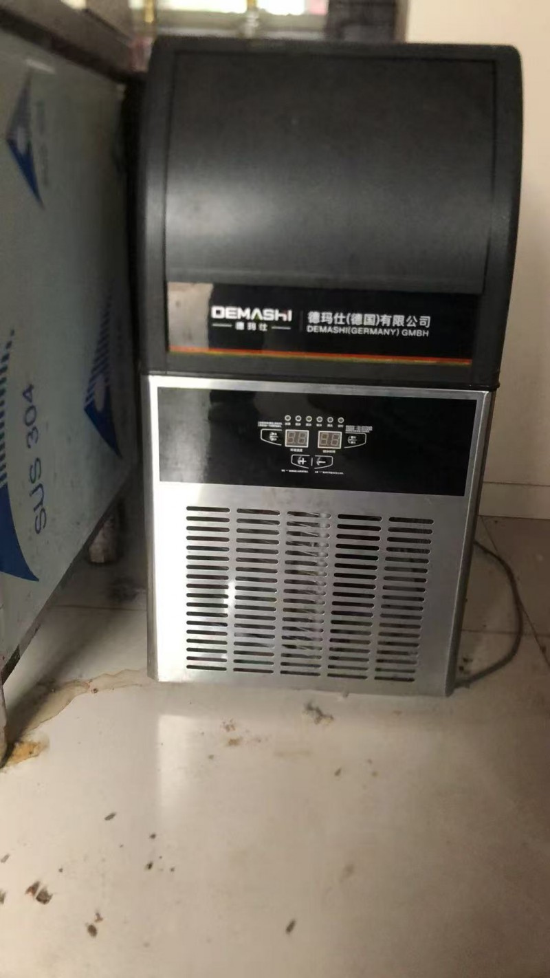 出售，封口机，操作台，热水器，热水机，消毒柜，灯，糖果机，制冰机。（第 8 张）