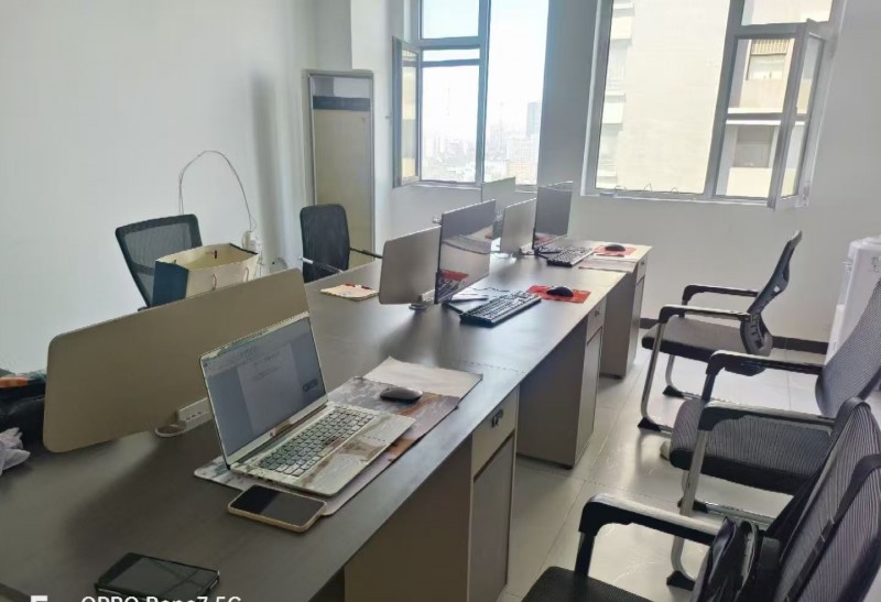 基本全新电脑办公桌椅，只用了8个月，3000元买的，低价出售，1000元全部出售（第 1 张）