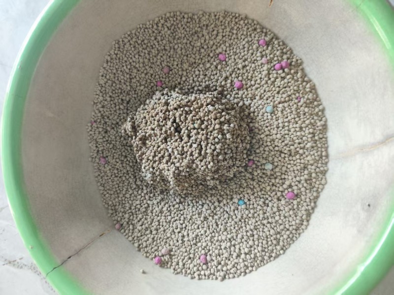 厂家直销猫砂，
膨润土猫砂闭眼冲三秒速凝结团，铲起不碎不粘盆，猫咪脚感贴近自然（第 1 张）
