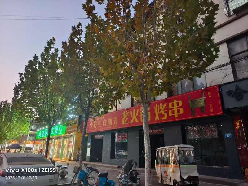 出租：一楼大厅，地址：中医院北行十字路口东北角（第 1 张）
