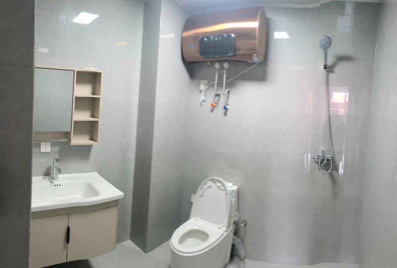 出租 三室两厅两卫，家具齐全，空调热水器洗衣机地暖这些都有，你只管拎包入住就可以（第 1 张）