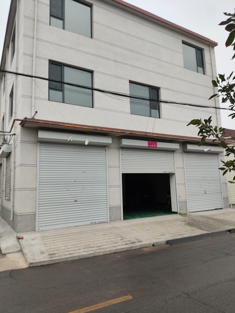 小营店村育才东路中段自建三层楼出租，总共一千多平方，一楼仓库或门面，二楼大小五个（第 1 张）