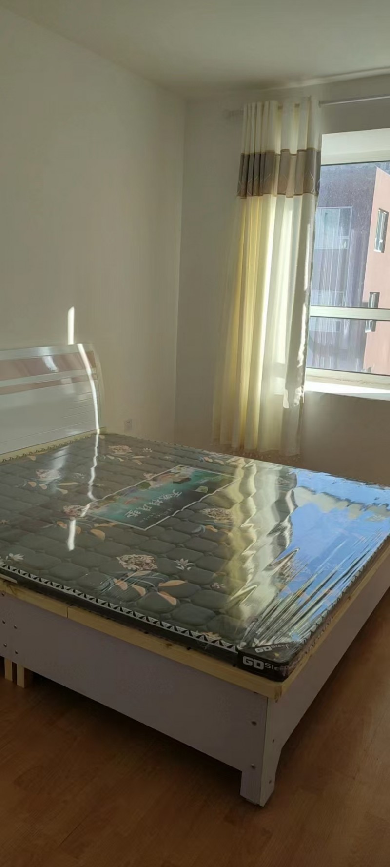 出租翰林公馆2号楼130㎡单元房，三室两厅一厨两卫，15㎡的储藏间，木地板装修，（第 1 张）
