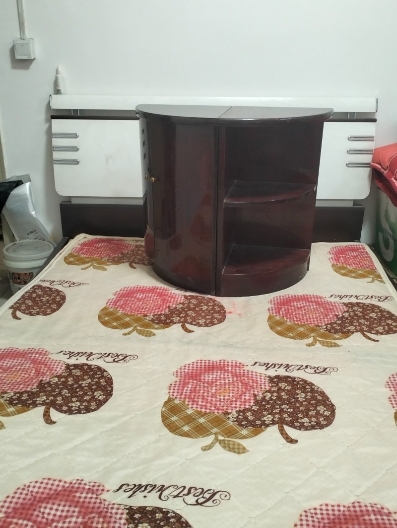 床1.8米，低箱床，床底有两个抽屉，带床垫，边角柜一个，木头的，都没有怎么用，在（第 4 张）