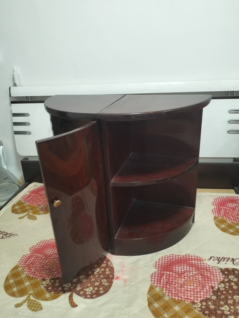 床1.8米，低箱床，床底有两个抽屉，带床垫，边角柜一个，木头的，都没有怎么用，在（第 3 张）