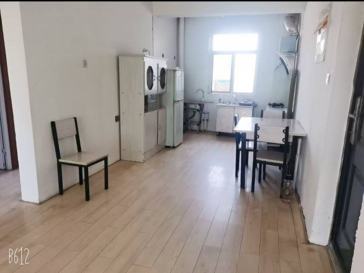 现房出租出租振兴街东贺堡小区楼房，一楼两室一厅一厨一卫房屋水电齐全，
木地板厨（第 1 张）