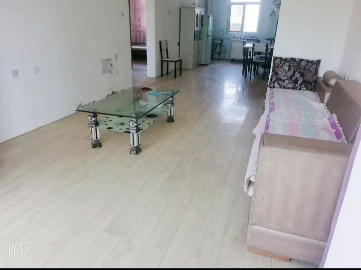 现房出租出租振兴街东贺堡小区楼房，一楼两室一厅一厨一卫房屋水电齐全，
木地板厨（第 2 张）