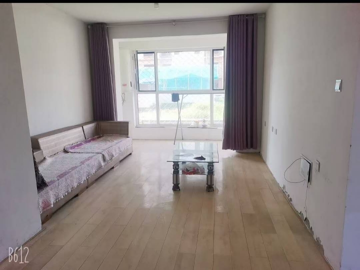 现房出租出租振兴街东贺堡小区楼房，一楼两室一厅一厨一卫房屋水电齐全，
木地板厨（第 4 张）