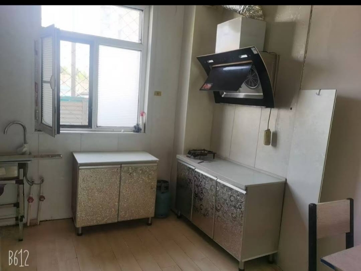 现房出租出租振兴街东贺堡小区楼房，一楼两室一厅一厨一卫房屋水电齐全，
木地板厨（第 5 张）