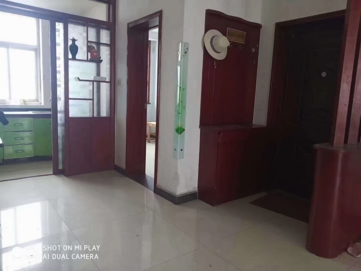 出租信合嘉园三楼，三室一厅，家具、家电齐全，地暖空调俱全，年租金不贵，随时看房，（第 1 张）