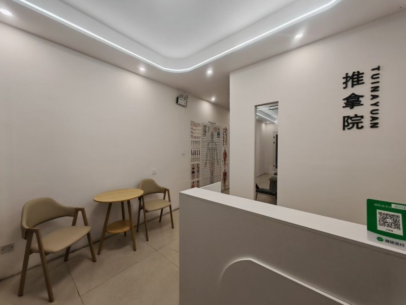 门市出租转让，文卫街西段繁华地段，周围高档小区，二中。50平左右，精装修。 地址（第 1 张）