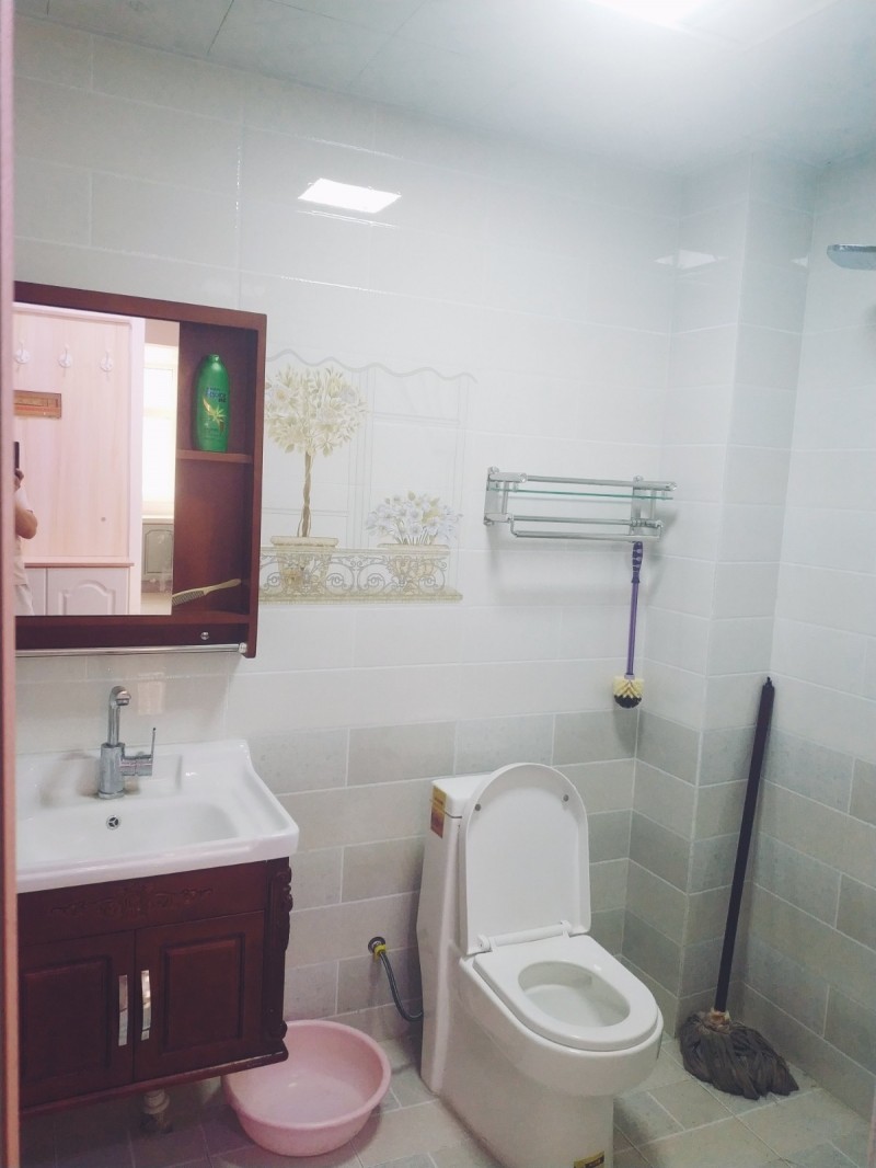 地址在邯郸高开区赵辛大街，邯郸市一中经开校区，东城书苑，7号楼，一层西户。两室一（第 4 张）