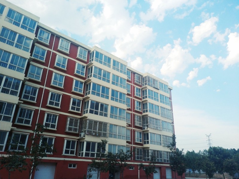 地址在邯郸高开区赵辛大街，邯郸市一中经开校区，东城书苑，7号楼，一层西户。两室一（第 5 张）