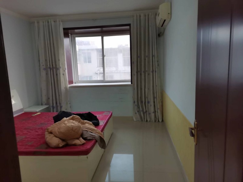 个人住房出租，家具齐全，拎包入住。步梯5楼，总层高6楼，三室两厅一卫，房子干净整（第 3 张）