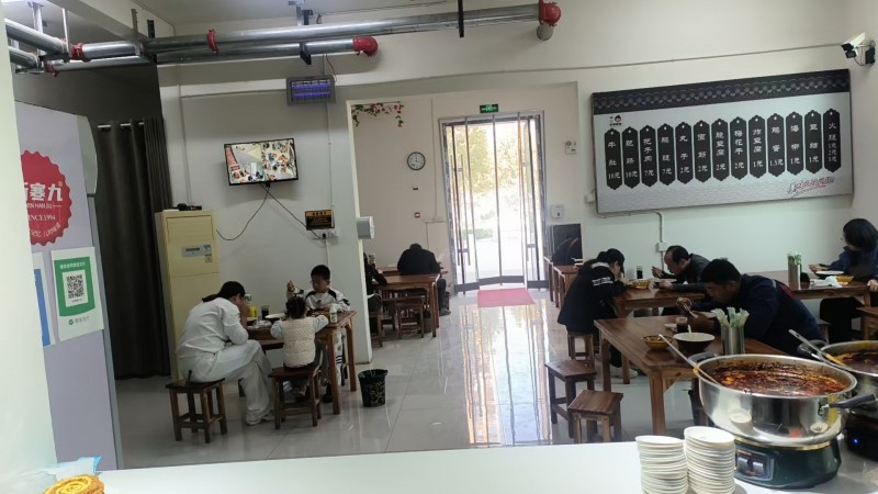 家里老人脑出血住院，复兴区人民西路，银泰公园里底商老渚板面转让，130平，房租3（第 3 张）