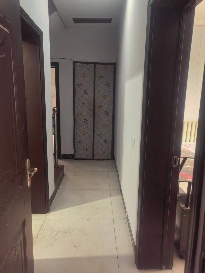 出租一座农村小院，建筑楼房两层，楼下客厅，厨房,大小三个卧室,楼上客厅、卫生间、（第 8 张）