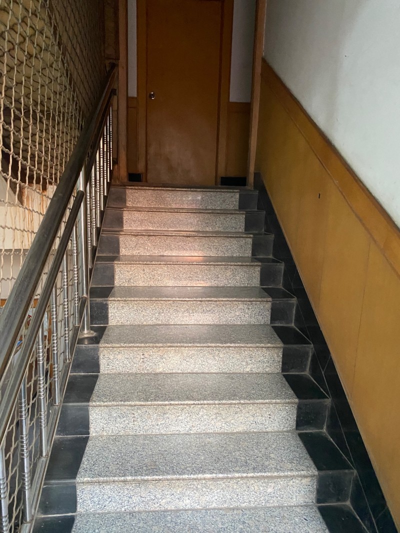 建设街临街门市楼上8个单间出租，楼下一间可整租也可单间分租（第 2 张）