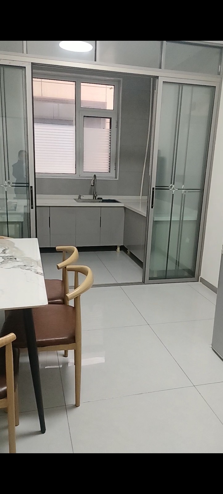 出租2室2厅1厨1卫，自建房3楼，位于老汽车站，交通方便，年租8000，水电齐全（第 3 张）