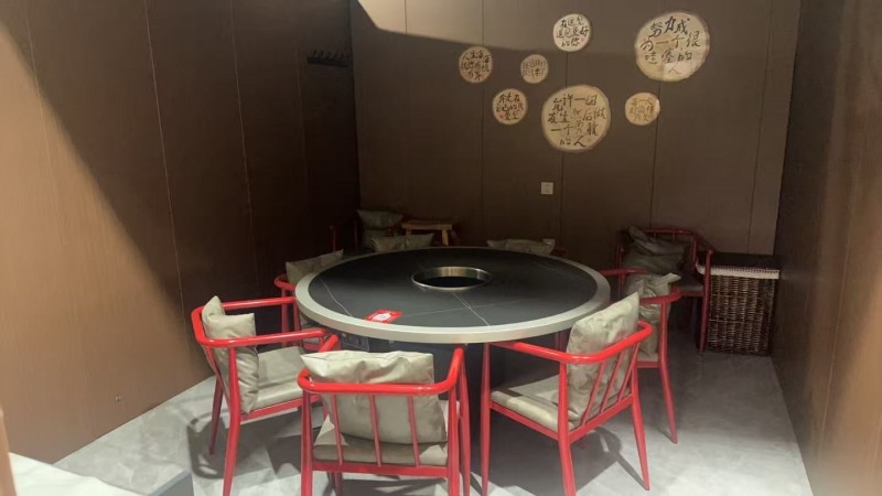 因个人原因不得以门店转让，火锅店，位置好客流量大，店内装修精致有格调，设备齐全（（第 2 张）