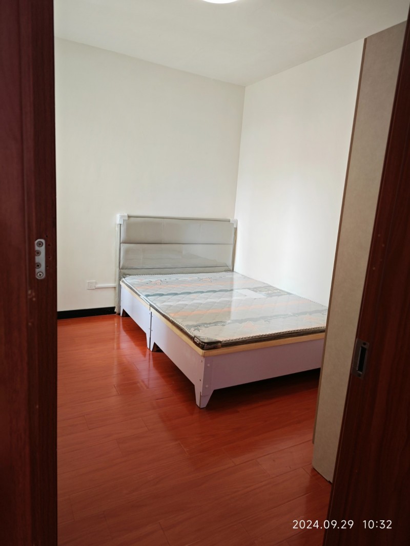 个人出租无中介费，沙辛庄社区，两室两厅一厨一卫，客厅卧室都有空调，拎包入住，可年（第 3 张）