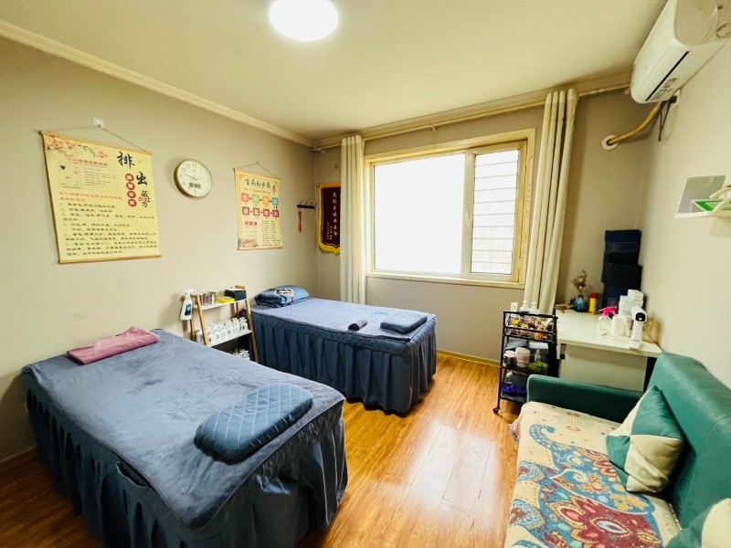 荣盛锦绣花苑三室两厅两卫，建筑面积132㎡，低层家具家电齐全，配备3台空调（1柜（第 4 张）