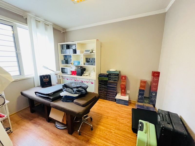 荣盛锦绣花苑三室两厅两卫，建筑面积132㎡，低层家具家电齐全，配备3台空调（1柜（第 2 张）
