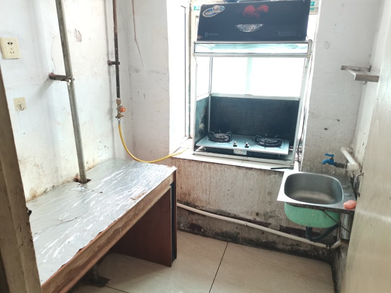 房屋出租
建设大街与联防路交叉口北行约1000米，路西搪瓷厂小区房屋出租，三楼（第 3 张）