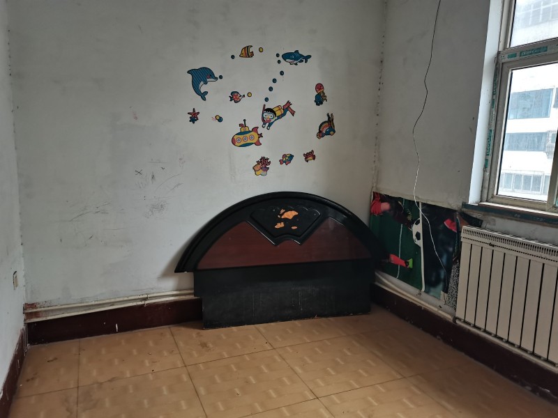 房屋出租
建设大街与联防路交叉口北行约1000米，路西搪瓷厂小区房屋出租，三楼（第 5 张）
