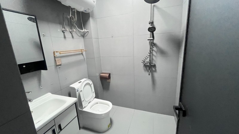 房屋出租：宽敞大阳台，南北通透户型，有三室两厅两卫和四室两厅两卫，新家具拎包入住（第 5 张）